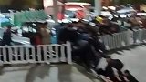 男孩不慎落水众人搭人墙施救，最后大家都平安上岸