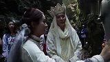 赵丽颖片场逗马，冯绍峰你摸完马脸以后，能不摸小僧的脸吗
