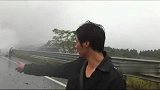 50万元轿车撞上护栏起火交警消防联合扑救