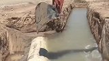 挖掘机故意砸破水管，水流喷射而出，这是在干嘛？