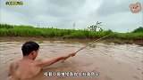 小伙水坑钓鱼遇意外，鱼竿竟被拽断，果断跳下水捕抓巨物