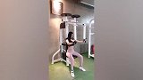 谁说妹子不练胸？小姐姐极品身材照样一丝不苟