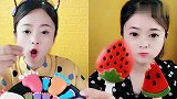 美女直播吃脚丫糖、小草莓，看着就过瘾，一口下去超满足！