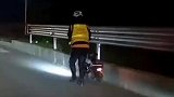 夜深天冷，代驾小哥推车前进