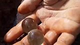 地里干活，居然挖出两颗水晶球