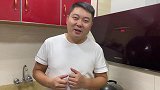 阿进在家给小朋友做一道鸡胸肉饭，孩子最喜欢，出锅香气四溢