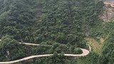 悬崖绝壁上的巴士