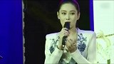 张馨予晒精致侧颜自拍，红发清爽肌肤剔透似瓷娃娃