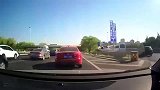 前方没路就强行变道加塞，视频车分毫不让，反正撞我你全责！