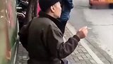 老大爷抽烟真是独一无二，不知道这烟是烫手，还是烫嘴啊！