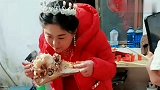 伴郎没带才艺来，被伴娘现场教学，伴娘这动作一看就是高手！