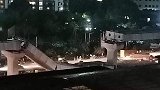 连续降雨致印度一在建高架坍塌 附近住户称听到巨响以为是地震