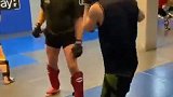真·狠人！奇马耶夫训练中一脚把重量级瑞帅踢岔气
