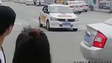 私家车就是厉害！直接逼停科目三考试车，不服不行