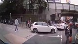 眼看碰瓷女选手已经就位，车主只能“敌不动，我不动”！