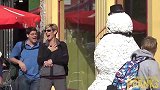 可怕的雪人恶搞，假扮雪人故意吓路人，真是太贱了