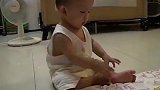宝宝安静的时候肯定没干好事，走近一看，爸妈哭笑不得