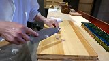 日本厨师快刀分割大雪蟹，拆蟹腿削皮制作炭烤烧