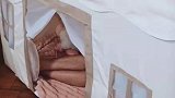 自从男子有了女儿，两个人直接把妈妈孤立了