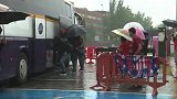 一扫感染阴霾！马竞全队出发前往里斯本 球迷冒雨送行