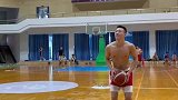 同侧急停衔接推球转身，注意脚步的重置