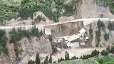 惊心实拍：四川阿坝小金县境内省道垮塌 土石倾泻而下滚入河谷