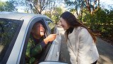 美女想搭顺风车，开口说男司机长得丑，司机的反应太逗了