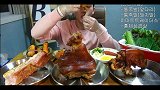 韩国主播小哥吃超级豪华的巨型猪蹄+五花肉
