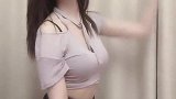 美女穿牛仔短裤秀身材，笑得很甜