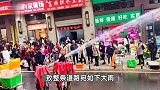 摊贩经常在路上占道经营，保安架高压水枪驱赶：没用，走了继续卖