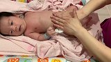 对于新生儿的护理要点：宝宝排气视频教程，准爸妈一定要学