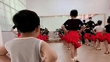儿子第一天上舞蹈班，老师特意发了一段视频，为娘真替你害臊！