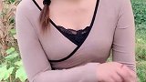 户外辣妈笑容甜美，打扮那么精致怎么跑到荒山野岭了