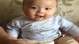 爸爸帮我数压岁钱！小萌宝看到这个情景，乐翻了！
