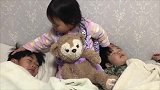 先睡醒的小宝宝想把哥哥们叫醒，摸哥哥们头的一幕把妈妈笑翻了！
