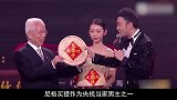 从新疆小伙到央视一哥，妻子罕见出镜，长相不输一线女星