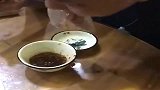 实拍广东小伙是这样吃鱼生的，应该没几个人敢这样生吃吧！