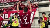 埃尔克森绕场告别上港球迷 看台送围巾祝福埃神回