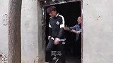 弟弟向哥哥借学费，嫂子偷偷把嫁妆钱给他，5年后弟弟回来了