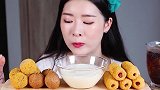 小姐姐吃芝士球和热狗棒，蘸着酸奶酱超级美味呀
