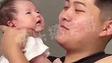 奶爸对小女儿爱不释手，这就是传说中的可爱到想要吃掉你吗？