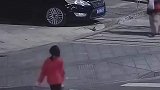 街头暖心一幕