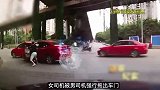 女司机驾车肆意变道，被阻止后竟开窗大骂，结果被对方拖下车暴打