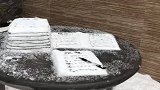 初三学生花1小时用雪堆出一摞课本试卷