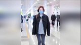 军嫂张馨予一头红发亮相机场，却被指穿搭太丑，本尊回应舒服就好