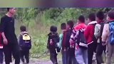 90后教师每天徒步八公里护送孩子上下学