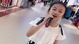 13岁小女孩在商业街唱歌，一开口就被征服了，在这唱歌太屈才了
