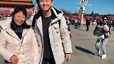 小伙带癌症妈妈在天安门合影，无意中拍下人生的轮回