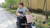 美女坐摩的，不想男司机怕被占便宜，看小伙如何机智应对