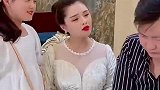 最近衣柜也空空了，我想让女儿陪我去买件衣服
